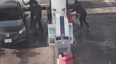 Členové kartelu v Mexiku obsadili čerpací stanici a zapálí ji!