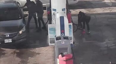 Členové kartelu v Mexiku obsadili čerpací stanici a zapálí ji!