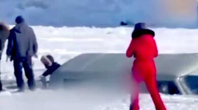 Prolomený led pod minibusem s turisty nepřežilo osm lidí