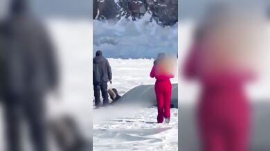 Prolomený led pod minibusem s turisty nepřežilo osm lidí