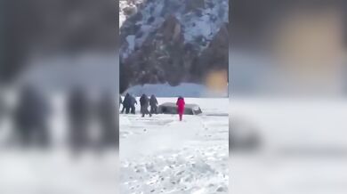 Prolomený led pod minibusem s turisty nepřežilo osm lidí