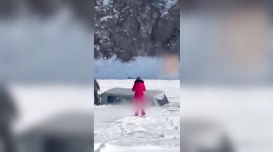 Prolomený led pod minibusem s turisty nepřežilo osm lidí