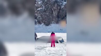 Prolomený led pod minibusem s turisty nepřežilo osm lidí