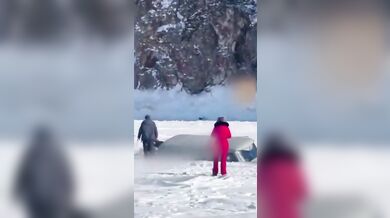 Prolomený led pod minibusem s turisty nepřežilo osm lidí