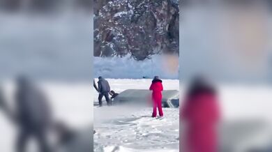 Prolomený led pod minibusem s turisty nepřežilo osm lidí