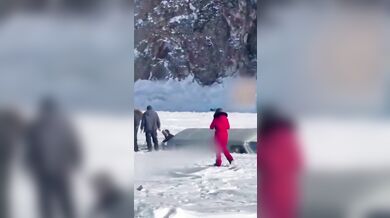 Prolomený led pod minibusem s turisty nepřežilo osm lidí