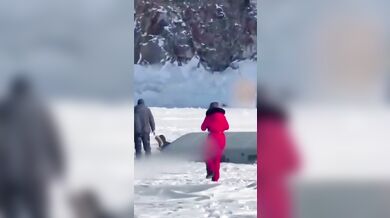 Prolomený led pod minibusem s turisty nepřežilo osm lidí