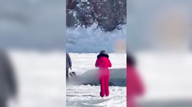 Prolomený led pod minibusem s turisty nepřežilo osm lidí