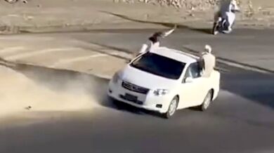 Hazardní jízda pozpátku skončila vážnou havárií