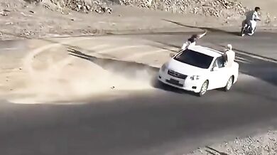 Hazardní jízda pozpátku skončila vážnou havárií