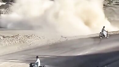 Hazardní jízda pozpátku skončila vážnou havárií