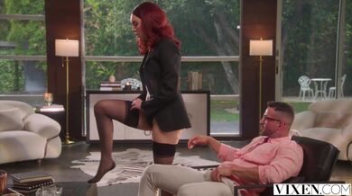 Zrzavá dračice Freya ho nenechala na pokoji, dokud ji pořádně neopíchal v posteli