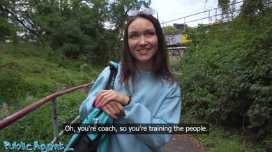 Public Agent - Fitness MILF Kristina Grace kouří péro na veřejnosti následované rychlým POV šukáním