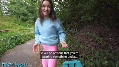 Public Agent - Fitness MILF Kristina Grace kouří péro na veřejnosti následované rychlým POV šukáním