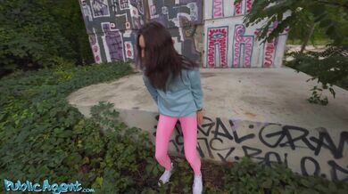Public Agent - Fitness MILF Kristina Grace kouří péro na veřejnosti následované rychlým POV šukáním