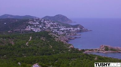 TUSHY - Nádherné duo Holly a Vanessa mají žhavou anální trojku