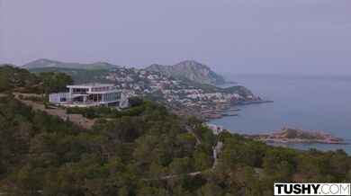 TUSHY - Nádherné duo Holly a Vanessa mají žhavou anální trojku