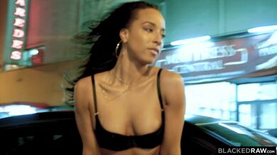 Teanna se vrací na scénu a má neskutečnou chuť na pořádný černý péro