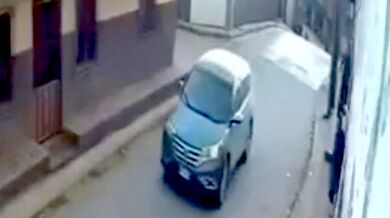 Motocyklista se zranil po nárazu do chodníku