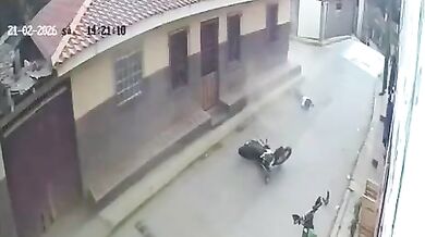 Motocyklista se zranil po nárazu do chodníku