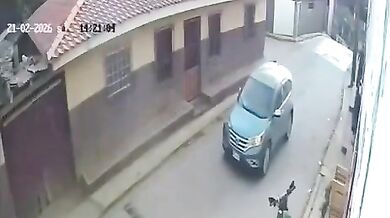 Motocyklista se zranil po nárazu do chodníku