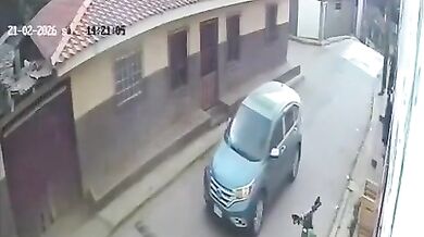 Motocyklista se zranil po nárazu do chodníku