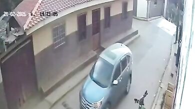 Motocyklista se zranil po nárazu do chodníku