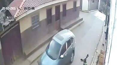 Motocyklista se zranil po nárazu do chodníku