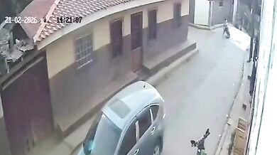 Motocyklista se zranil po nárazu do chodníku