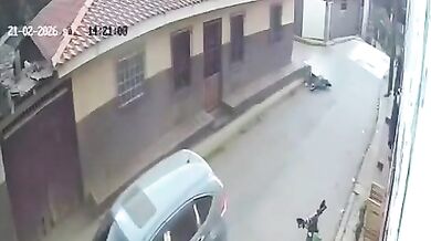 Motocyklista se zranil po nárazu do chodníku