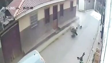 Motocyklista se zranil po nárazu do chodníku