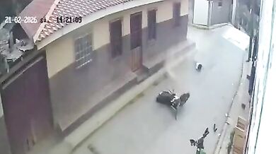 Motocyklista se zranil po nárazu do chodníku