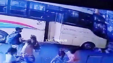 Náraz autobusu do čakajících cestujících