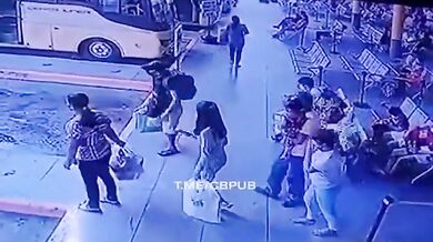 Náraz autobusu do čakajících cestujících