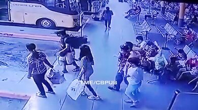 Náraz autobusu do čakajících cestujících