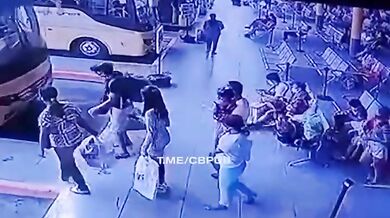 Náraz autobusu do čakajících cestujících