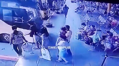 Náraz autobusu do čakajících cestujících