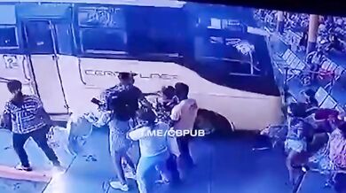 Náraz autobusu do čakajících cestujících