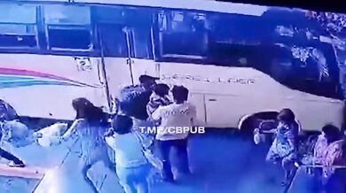 Náraz autobusu do čakajících cestujících