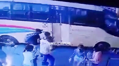 Náraz autobusu do čakajících cestujících