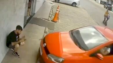 Seniorka si spletla pedály a přimáčkla muže ke zdi