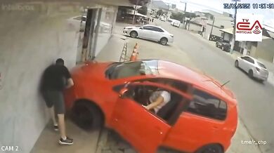 Seniorka si spletla pedály a přimáčkla muže ke zdi