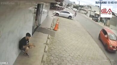 Seniorka si spletla pedály a přimáčkla muže ke zdi