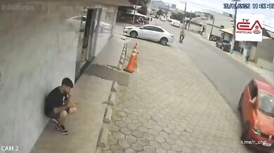 Seniorka si spletla pedály a přimáčkla muže ke zdi