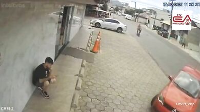 Seniorka si spletla pedály a přimáčkla muže ke zdi