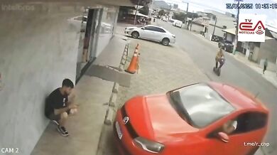 Seniorka si spletla pedály a přimáčkla muže ke zdi