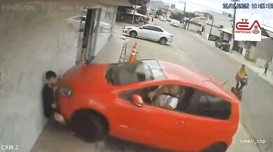 Seniorka si spletla pedály a přimáčkla muže ke zdi