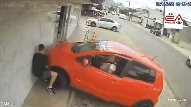 Seniorka si spletla pedály a přimáčkla muže ke zdi