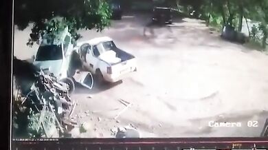 Ztráta kontroly nad pickupem skončila smrtí řidiče jiného pickupu