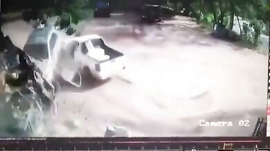 Ztráta kontroly nad pickupem skončila smrtí řidiče jiného pickupu